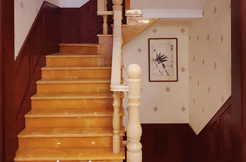 吉林中式别墅室内汉白玉石楼梯的定制安装装饰效果